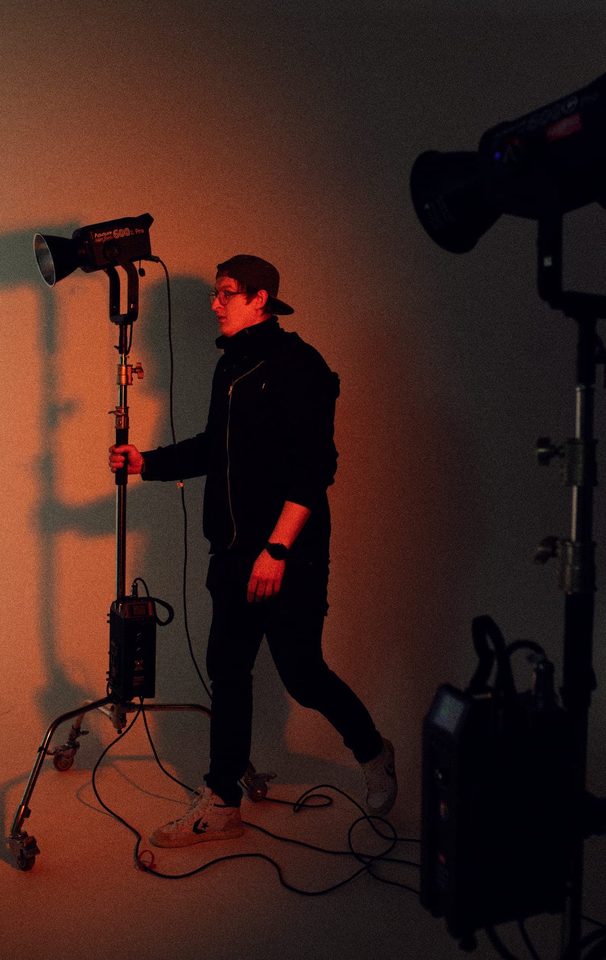 Assistant lumière en déplacement sur le plateau — Your Studio Labry Marseille